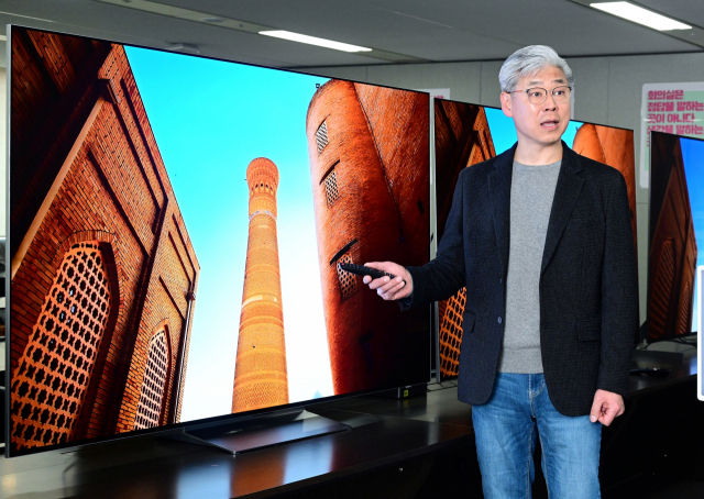 정재철 LG전자 HE연구소장이 2024년형 LG전자 올레드 TV의 인공지능 기능을 시연하고 있다. 사진제공=LG전자