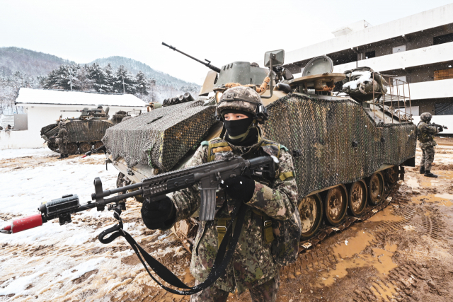 28일 육군 25보병사단 해룡여단전투단 장병이 K200장갑차와 함께 도시지역 훈련장으로 진입하고 있다. 사진 제공=육군