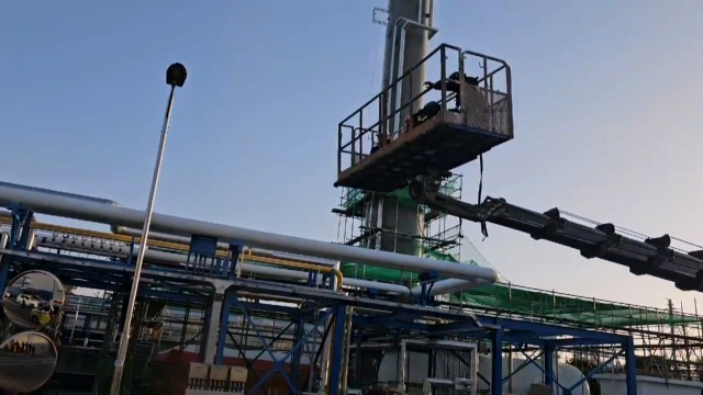 한국알콜산업 연소탑에서 고공농성을 벌이던 화물연대 조합원 2명이 지난 2일 오후 크레인을 이용해 지상으로 내려오고 있다. 사진제공=독자