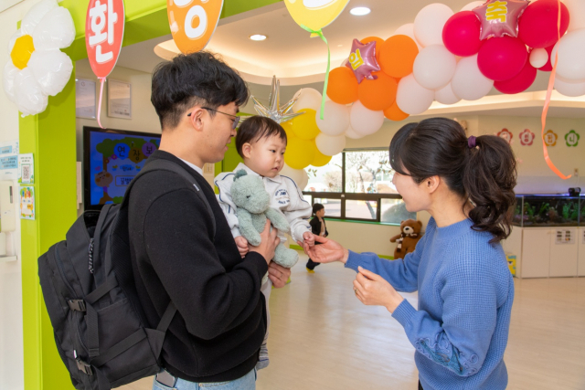 포스코 광양제철소 한 직원이 출근 전 ‘상생형 공동직장어린이집’에 맡기고 있다. 사진제공=광양제철소