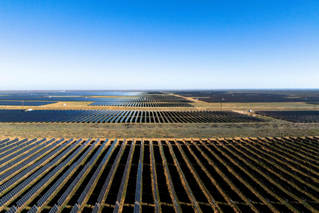 미국 텍사스주 엑터 카운티에 설치된 태양광발전소의 항공사진. 미국과 유럽 시장에서 청정에너지 산업을 육성하려는 노력에도 불구하고 가격경쟁력을 앞세운 중국산 점유율은 오히려 점점 늘고 있다. AFP연합뉴스