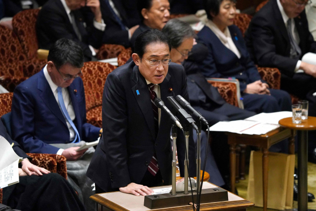 기시다 후미오 일본 총리가 28일 도쿄 참의원 예산위원회에 출석해 의원 질의에 답변하고 있다. AP연합뉴스