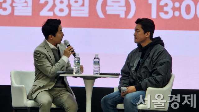 김대호(오른쪽) 아나운서가 28일 ‘김대호의 여행이야기’에서 사회자와 이야기하는 있다. 최수문 기자