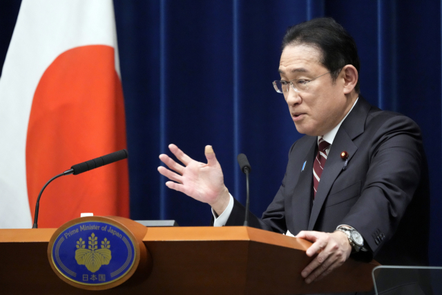 기시다 후미오 일본 총리가 28일 2024년도 예산 성립 기자회견에서 주요 내용을 설명하고 있다./AP연합뉴스