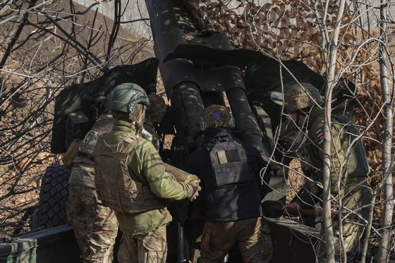 러시아군 공격을 위해 준비 중인 우크라이나군. 로이터연합뉴스
