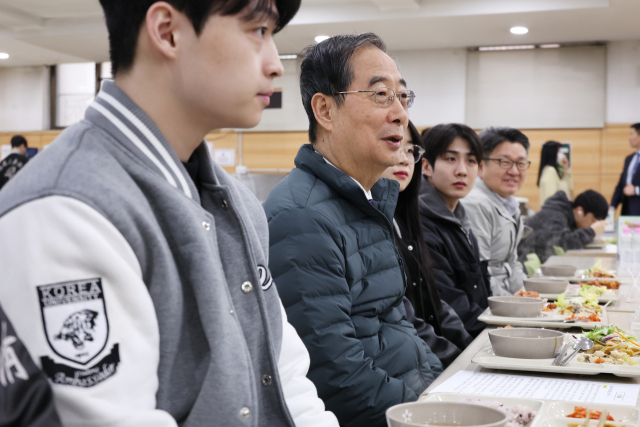 한덕수 총리, 대학가 찾아 천원의 아침밥·기숙사 확대 약속