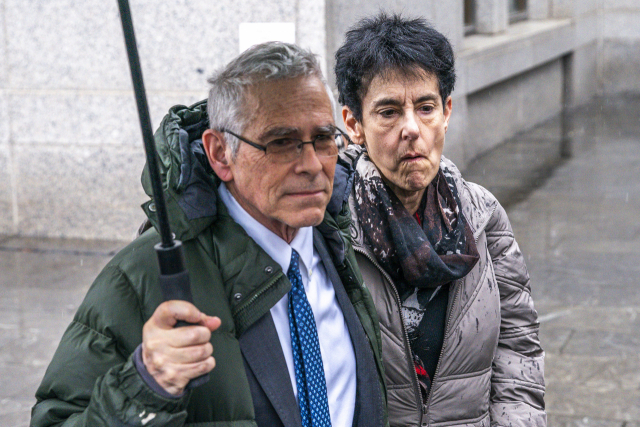 28일(현지시간) 뉴욕 맨해튼 연방법원에서 샘 뱅크먼-프리드 FTX 창업자의 부모인 조셉 뱅크먼(왼쪽)과 바바라 프리드가 아들의 25년형 선고 후 법원을 떠나고 있다. AP연합뉴스