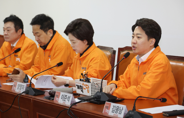 이준석 개혁신당 대표가 22일 국회에서 열린 최고위원회의에서 발언을 하고 있다. 연합뉴스