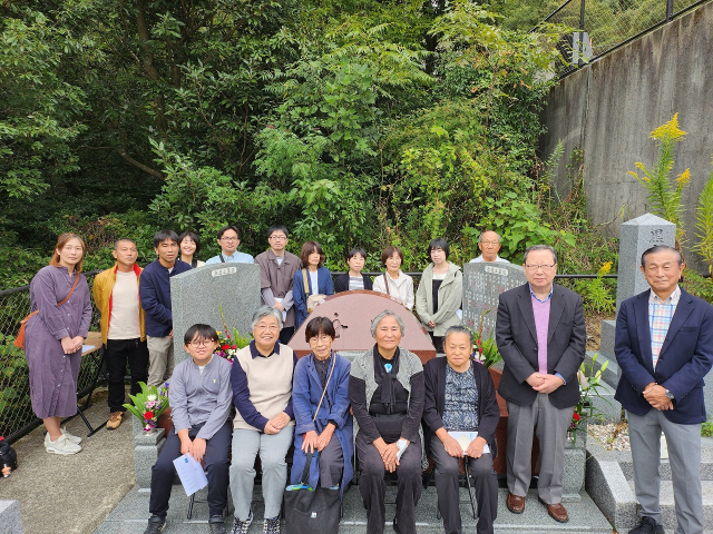 효고현 고령자생협의 ‘무덤친구’ 모임에 참석한 참가자들이 사후 묻힐 합장묘지를 둘러보고 있다./효고현 고령자생협 홈페이지