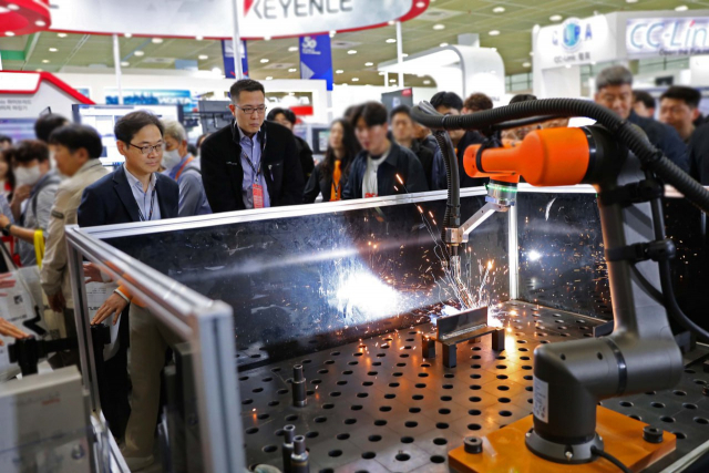 김동선(왼쪽 두 번째) 한화로보틱스 부사장이 28일 서울 코엑스에서 열린 ‘2024 스마트팩토리·자동화산업전’에서 용접로봇을 살펴보고 있다. 사진 제공=한화