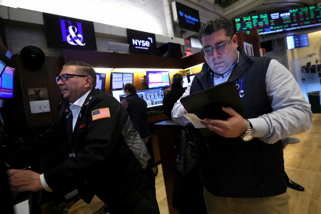 트레이더들이 미국 뉴욕 맨해튼의 뉴욕증권거래소(NYSE)에서 업무를 보고 있다. 로이터연합뉴