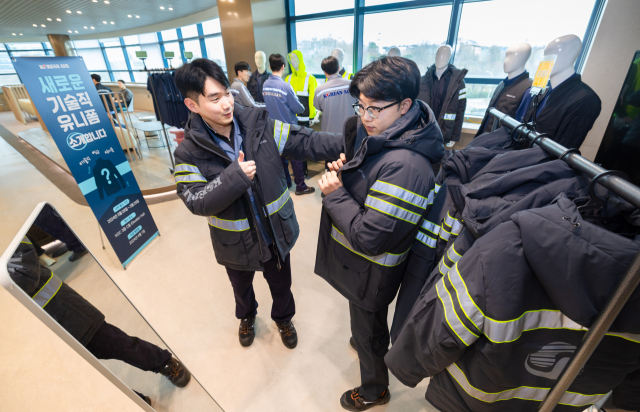 서울 강서구 대한항공에서 29일 직원들이 신규 안전 유니폼을 입어보고 있다. 사진 제공=대한항공
