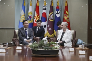 신원식 장관, 美 상·하원의원 만나 ‘북 확장억제 지지’ 당부