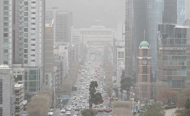 수도권을 비롯한 전국 대부분 지역이 황사와 미세먼지로 뒤덮인 29일 서울 강남 도심이 뿌옇게 보인다. 권욱 기자