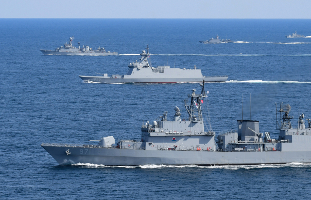 지난 3월 27일 동해상에서 1함대 함정들이 기동훈련을 하고 있다. 아래쪽부터 광개토대왕함(DDH-Ⅰ), 포항함(FFG-Ⅱ), 부산함(FF). 사진 제공=해군