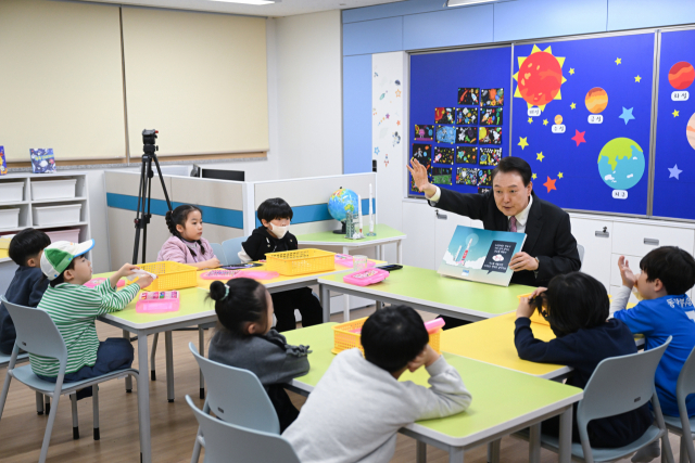 늘봄에 진심인 尹 이번에는 1일 강사로…아이들과 누리호 로켓 모형 만들기 참여