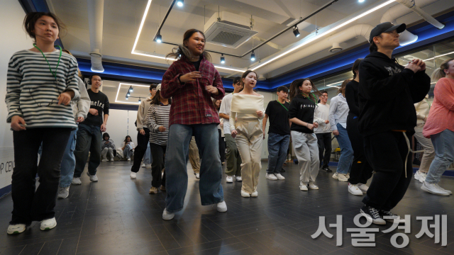 카자흐스탄 나자르바예프 영재학교 학생들이 K팝 댄스를 배우고 있다. 사진 제공=관광공사