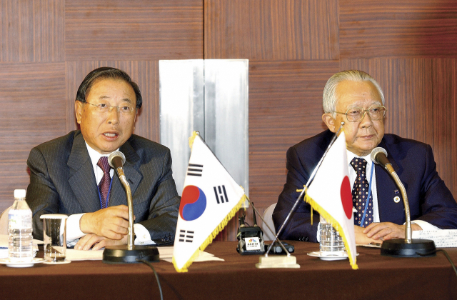 조석래(왼쪽) 효성그룹 명예회장이 2005년 4월 한일경제인회의에서 한국 재계 대표로 기자회견하고 있다. 사진제공=효성