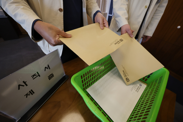 지난 28일 서울의 한 대학병원에서 의대 교수들이 사직서를 제출하고 있다. 연합뉴스