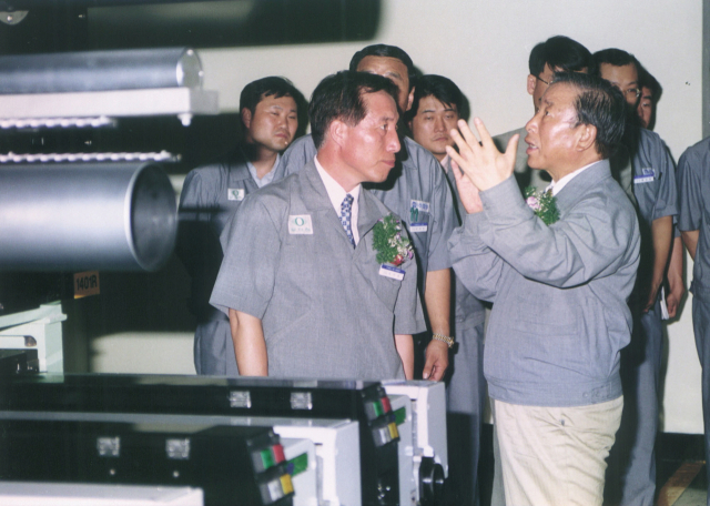 1999년 6월. 조석래 효성 회장이 스판덱스 공장 준공식에서 설비를 살펴보고 있다. 사진제공=효성