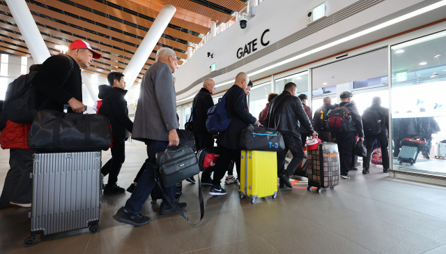 인천 연수구 인천항 국제여객터미널을 통해 중국 단체관광객들이 입국하고 있다. 연합뉴스