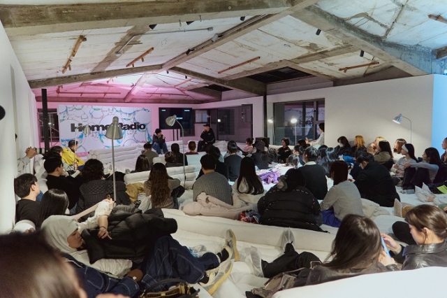 지난달 서울에서 열린 토크 콘서트 '홈 라디오'에서 참가자들이 래퍼 우원재, 말립과 소통하고 있는 모습. /사진 제공=SK디앤디
