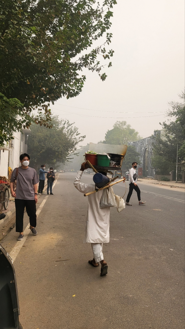 대낮에도 뿌연 연기로 앞이 잘 보이지 않는 뉴델리. 극심한 미세먼지에도 인도 현지인들은 마스크를 착용하지 않았다. 한국인을 비롯해 외국인들만 주로 마스크를 착용하고 있다.