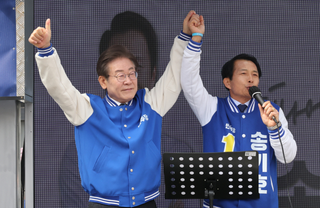 더불어민주당 이재명 대표가 30일 송파구 석촌호수에서 송기호 후보 지원 유세를 하고 있다. 연합뉴스