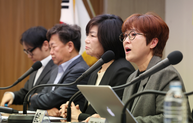 지난 22일 오후 서울 중구 프레스센터에서 열린 유명인 사칭 온라인 피싱범죄 해결 촉구를 위한 기자회견에서 개그맨 송은이 씨가 발언하고 있다. 연합뉴스