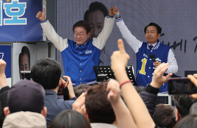 이재명(왼쪽) 더불어민주당 대표가 30일 송파구 석촌호수에서 송기호 후보 지원 유세를 하고 있다. 연합뉴스