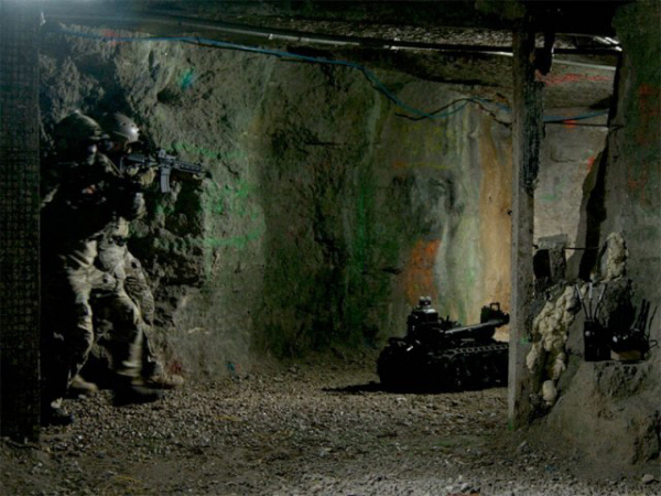 미 육군이 본토 미주리주 훈련장에서 한·미 국방연구기관이 공동 개발한 ‘자율터널탐사(ATE) 로봇’을 가상 적국의 지하갱도 수색 정찰에 투입하는 기술시연을 하고 있다. 사진 제공=미 육군