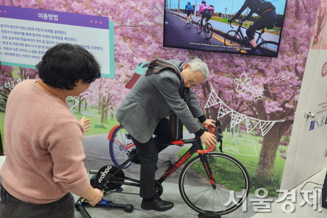 유인촌 장관이 30일 ‘내 나라 여행박람회’에 마련된 ‘내 몸에 맞는 자전거 피팅 서비스' 체험을 하고 있다. 유 장관은 소문난 자전거 마니아다. 최수문 기자