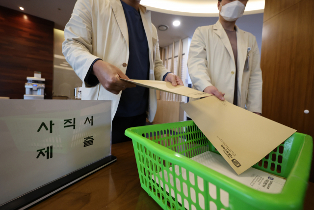 의료대란이 장기화되고 있는 가운데 28일 서울의 한 대학병원에서 의대 교수들이 사직서를 제출하고 있다. 연합뉴스