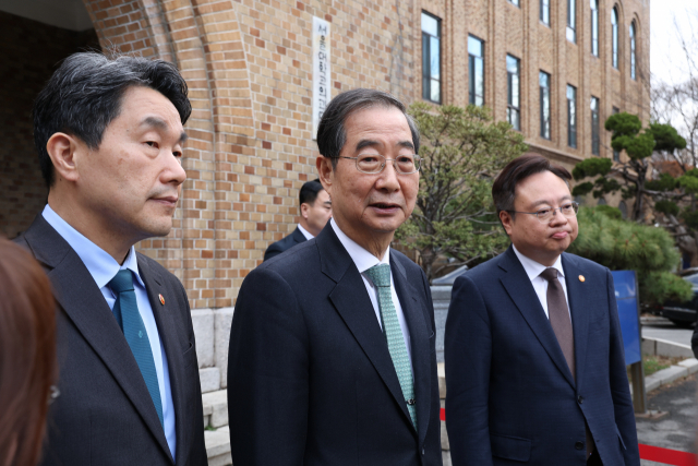 한덕수(가운데) 국무총리가 26일 서울 의과대학 대회의실에서 의료계와 교육계 관계자들과 간담회를 마친 후 건물에서 나오고 있다. 연합뉴스