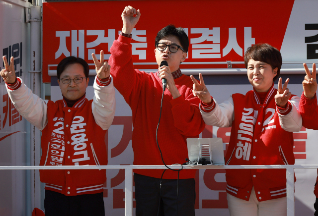 한동훈 국민의힘 비상대책위원장 겸 총괄 선거대책위원장이 31일 오전 경기 성남시 오리역광장에서 분당을 김은혜 후보와 함께 지지호소를 하고 있다. 연합뉴스