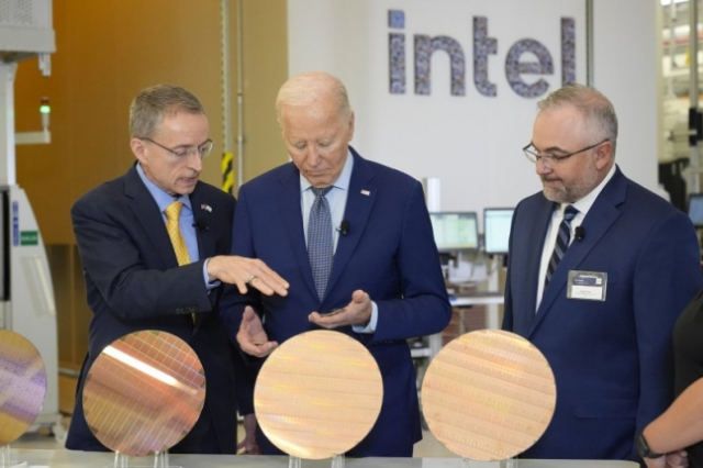팻 겔싱어(왼쪽) 인텔 CEO가 미국 애리조나주 인텔 공장에서 조 바이든(가운데) 미국 대통령에게 인텔의 반도체를 설명하고 있다. AP연합뉴스