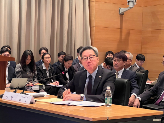 정재호 주중한국대사가 13일 베이징 주중대사관에서 진행된 국회 외교통일위원회 국정감사에서 의원 질의를 경청하고 있다. 서울경제DB