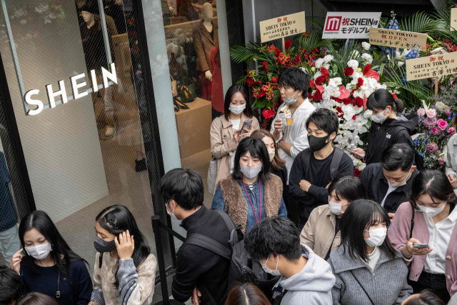 2022년 11월 도쿄에서 문을 연 중국 온라인 패스트 패션 기업 쉬인(Shein)의 첫 상설 전시장 밖에 사람들이 줄을 서 있다. AFP연합뉴스