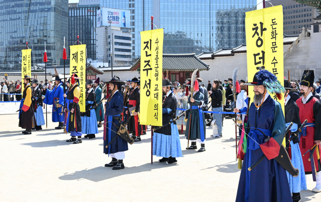 31일 서울 종로구 경복궁에서 2024 전국 수문장 임명의식이 열리고 있다. 이날 경복궁 흥례문 일원에서 열린 전국 수문장 임명의식에는 경복궁, 창덕궁, 덕수궁, 인천국제공항, 제주목, 진주성, 강른 대도호부와 올해 새롭게 추가된 영월 장릉까지 8곳의 수문장들이 참여했다. 권욱 기자 2024.03.31