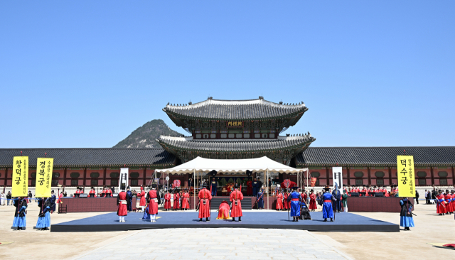 31일 서울 종로구 경복궁에서 2024 전국 수문장 임명의식이 열리고 있다. 이날 경복궁 흥례문 일원에서 열린 전국 수문장 임명의식에는 경복궁, 창덕궁, 덕수궁, 인천국제공항, 제주목, 진주성, 강른 대도호부와 올해 새롭게 추가된 영월 장릉까지 8곳의 수문장들이 참여했다. 권욱 기자 2024.03.31