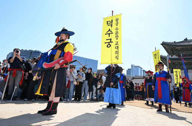 31일 서울 종로구 경복궁에서 2024 전국 수문장 임명의식이 열리고 있다. 이날 경복궁 흥례문 일원에서 열린 전국 수문장 임명의식에는 경복궁, 창덕궁, 덕수궁, 인천국제공항, 제주목, 진주성, 강른 대도호부와 올해 새롭게 추가된 영월 장릉까지 8곳의 수문장들이 참여했다. 권욱 기자 2024.03.31