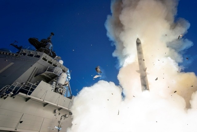 일본의 탄도미사일방어 이지스함인 마야함이 SM-3블록2A 요격미사일을 발사하고 있다. 사진 제공=일본 해상자위대