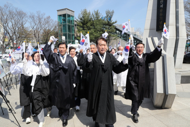 시민들과 군포 3·31만세운동 재연하는 하은호 군포시장(맨앞). 사진 제공 = 군포시