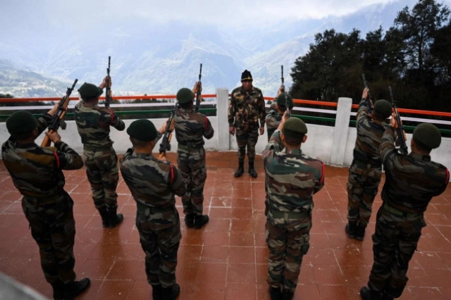 아루나찰프라데시주에서 훈련중인 인도군이 하늘로 총을 들고 있다. AFP연합뉴스