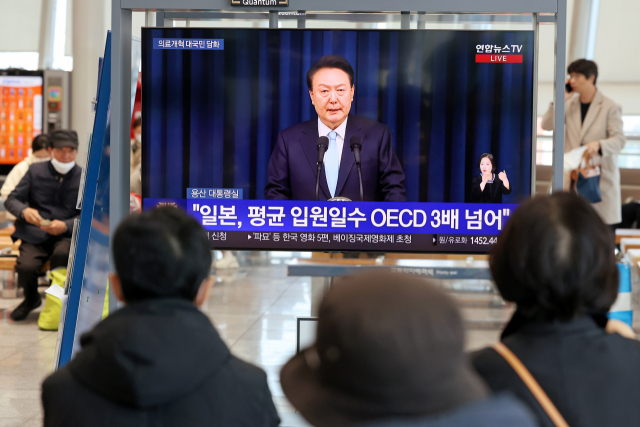 1일 오전 광주송정역에서 시민들이 윤석열 대통령의 대국민 담화 발표를 시청하고 있다. 윤석열