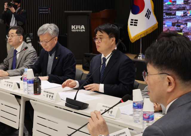 임현택 대한의사협회장이 지난달 31일 서울 용산구 의사협회에서 열린 비대위 회의에 참석하고 있다. 연합뉴스