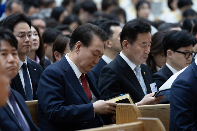 윤석열 대통령이 부활절인 31일 서울 강동구 소재 명성교회에서 열린 '2024 한국교회부활절연합예배'에서 성경책을 보고 있다. 사진 제공=대통령실