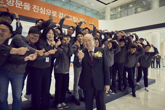 김승연 한화 회장이 지난달 29일 한화에어로 대전 R&D 캠퍼스에서 직원들과 단체사진을 찍고 있다. 사진제공=한화