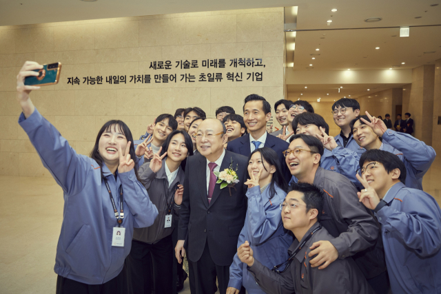 김승연(앞줄 왼쪽 세번째) 한화 회장과 김동관(뒷줄 가운데) 부회장이 지난달29일 한화에어로 대전 R&D 캠퍼스에서 직원들과 단체사진을 찍고 있다. 사진 제공=한화