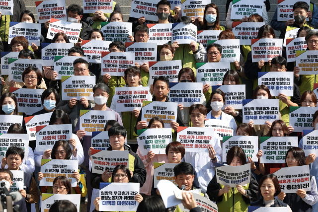 서울지역 전공의 수련병원 노동조합 대표자들이 1일 오전 서울 서대문구 세브란스병원 앞에서 '대형 의료기관 노조 대표자회의, 진료거부사태 장기화에 따른 입장 발표 기자회견'을 열고 있다. 연합뉴스